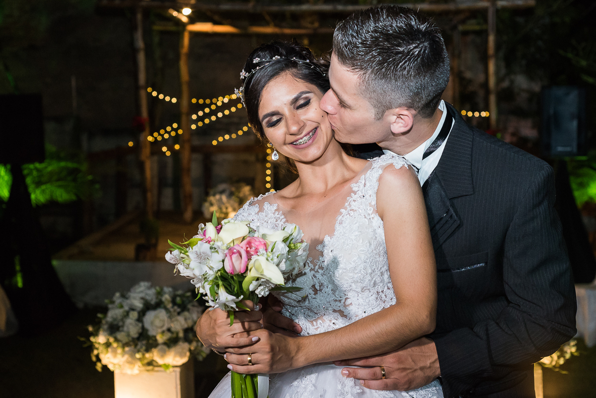  Noivo fazendo carinho na noiva