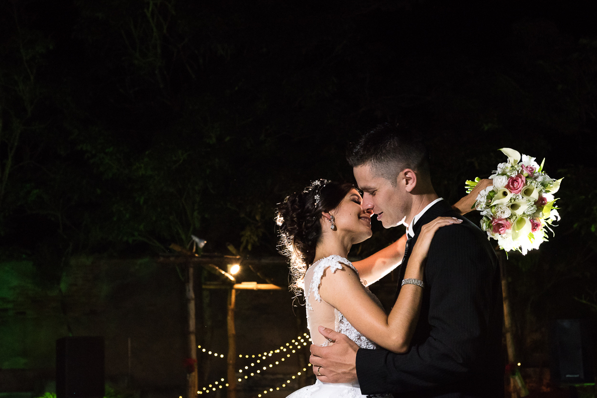 Vestido de noiva branco da Gergi Armani e terno do noivo Cristhian 