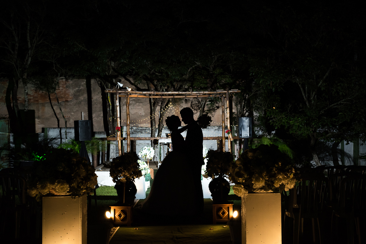 Silhueta dos noivos na passarela da cerimonia