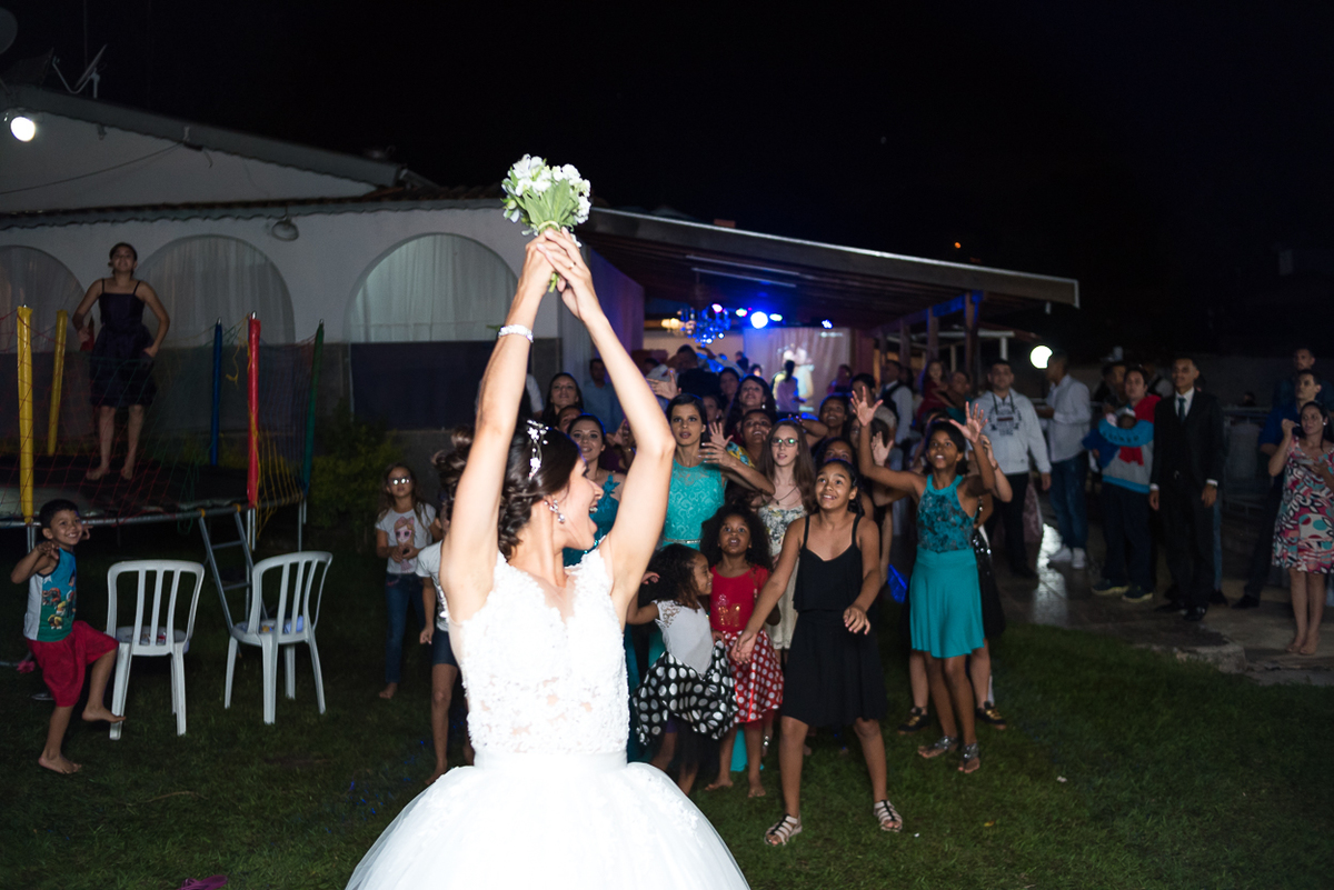 noiva jogando buque para as convidadas solteiras