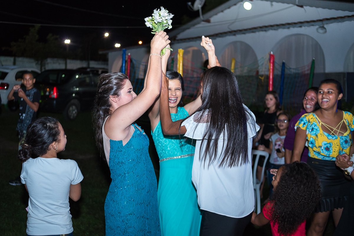 Uma madrinha pegou o buque 