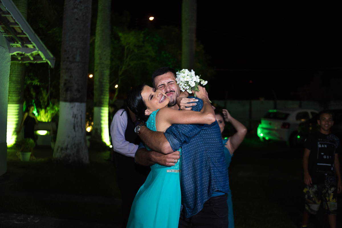 madrinha e noivo se abraçando