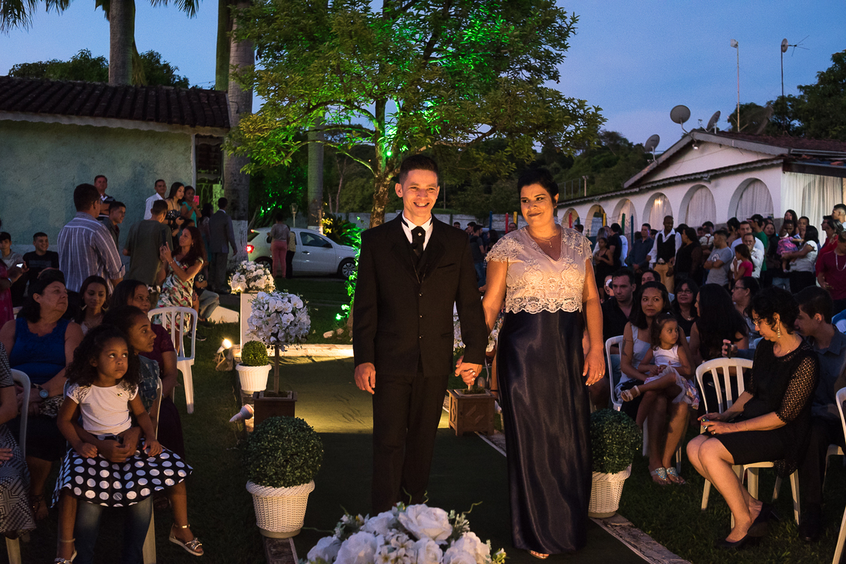 Casamento no campo no fim de tarde, noivo entrando na passarela