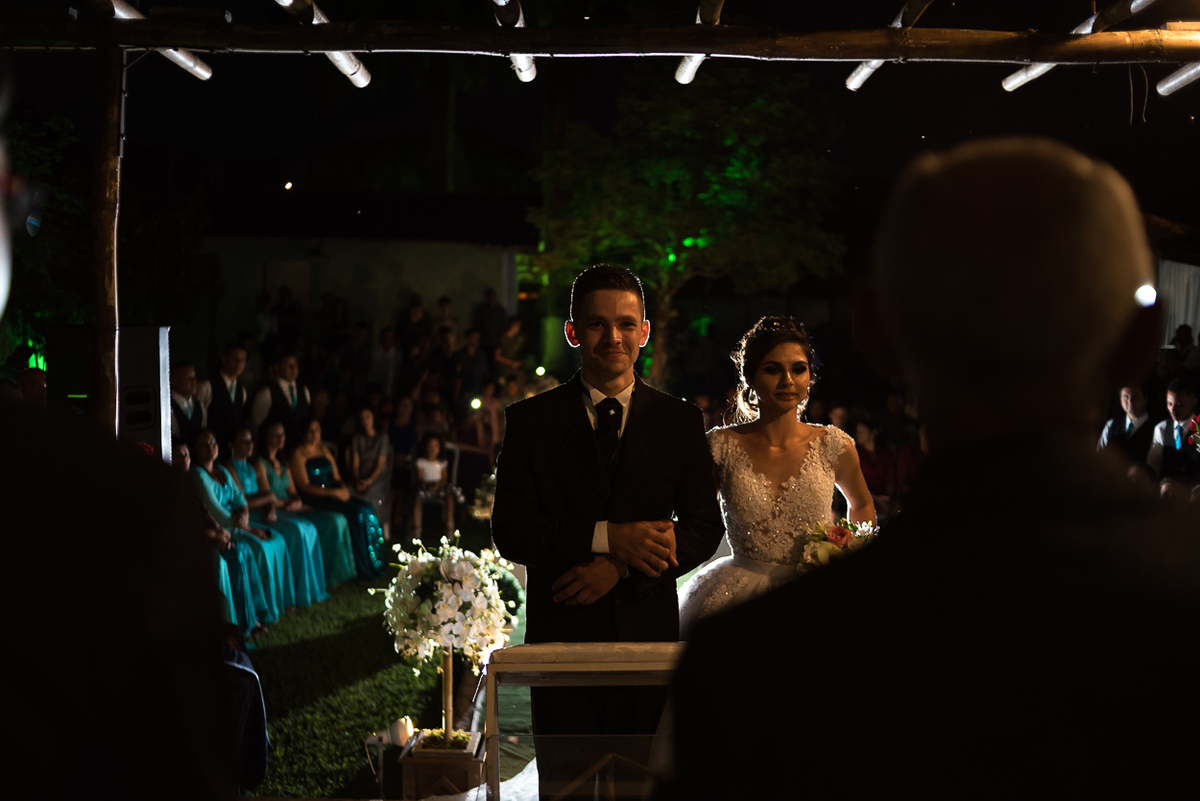 Noivos durante a cerimonia de casamento pastor pregando