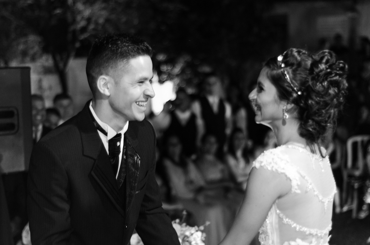 Noivos sorrindo durante a troca de votos