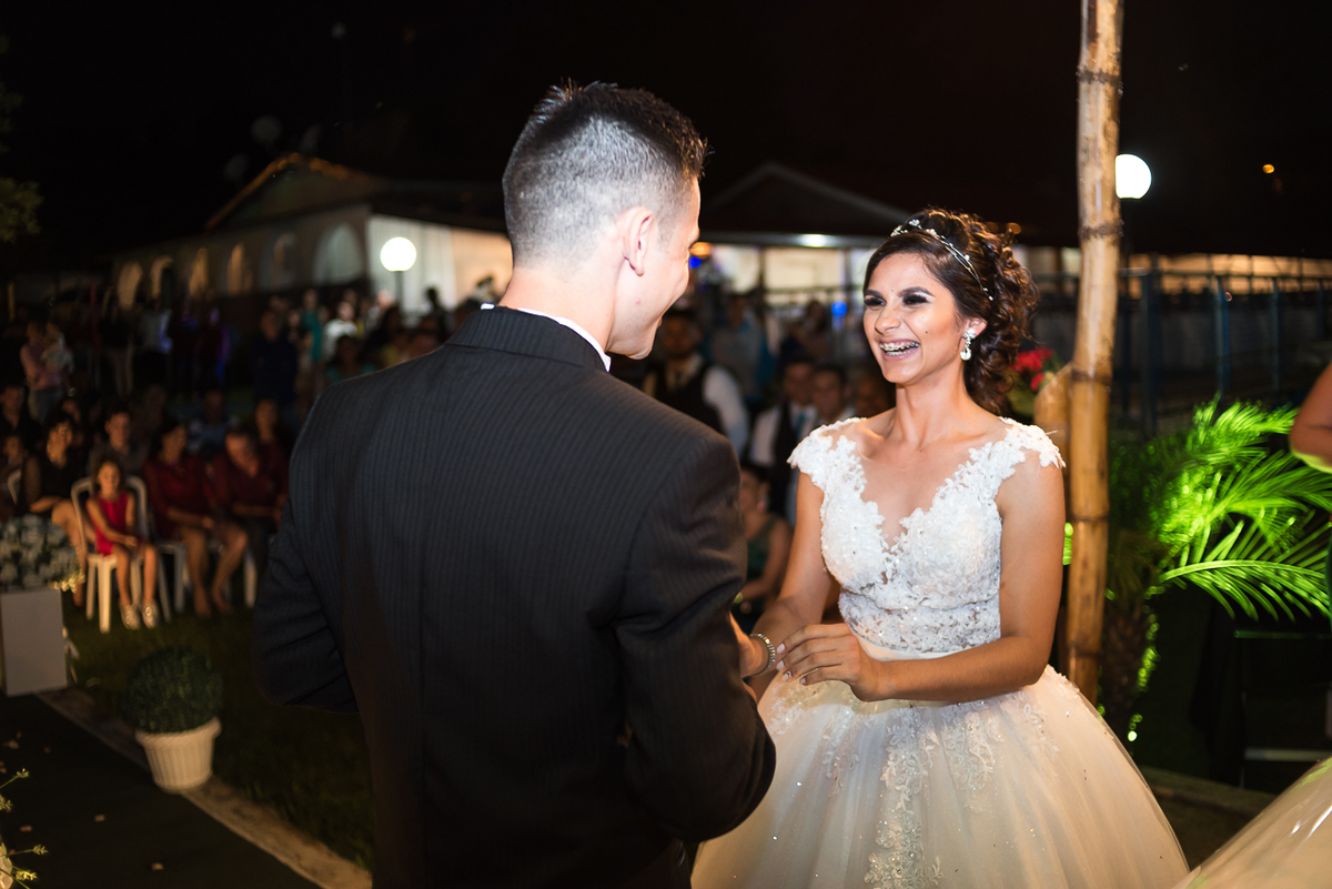 Noiva feliz com o voto do noivo vestido de noiva 