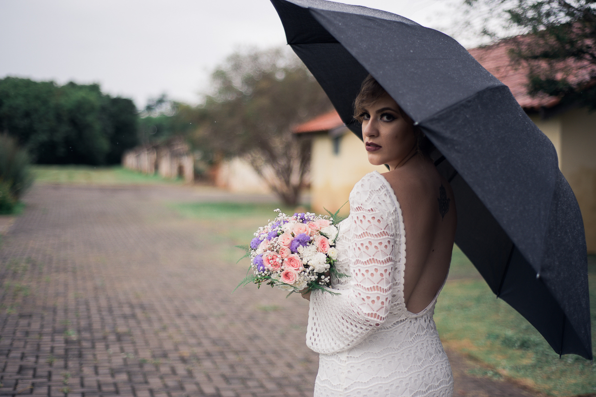 Retrato da noiva no ensaio trash the dress no Vila Italia 