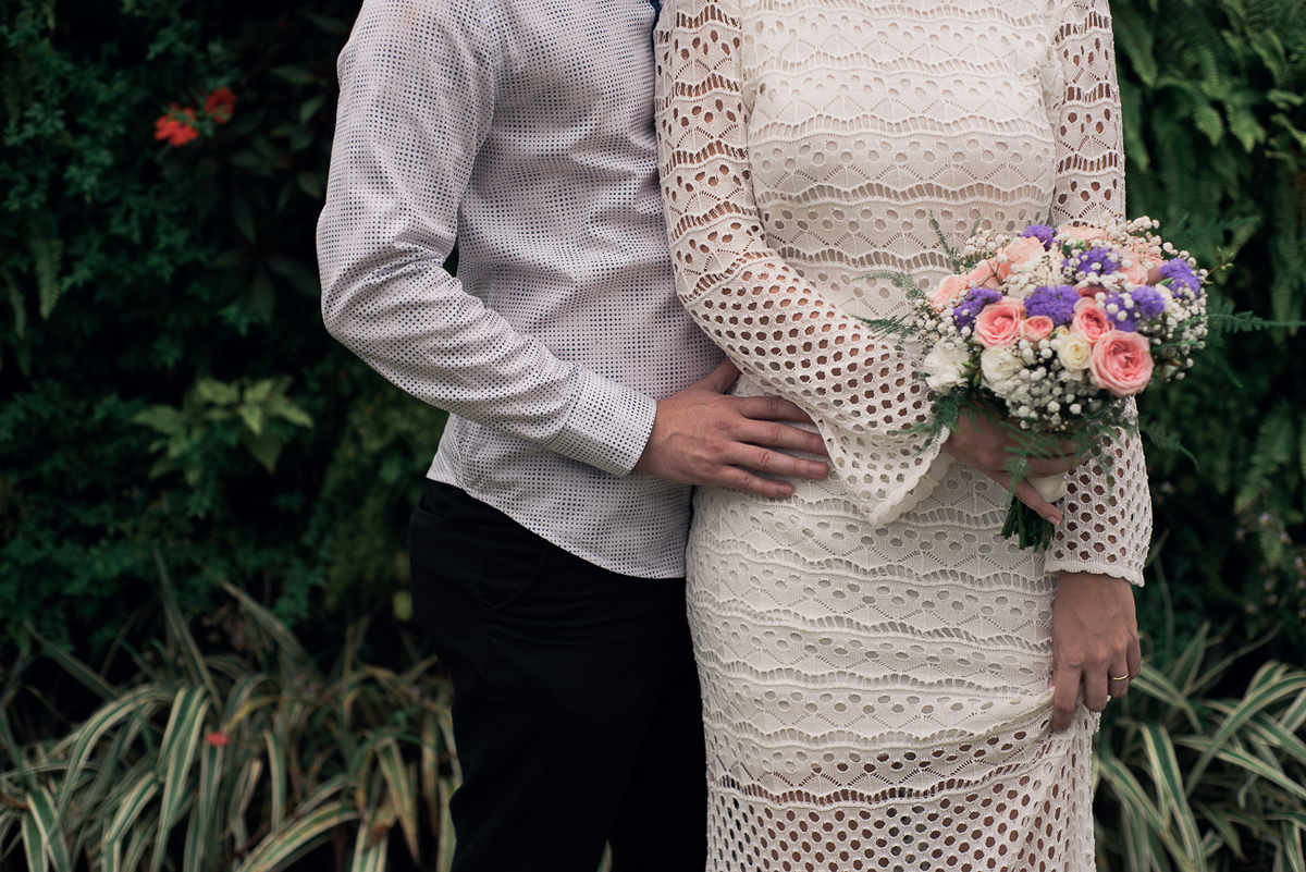 Maos dos noivos, buque da noiva segurando o vestido no ensaio de casal em Piracicaba SP