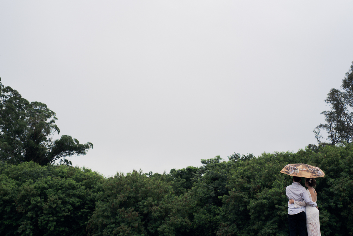 Noivos olhando o horizonte e as copas das arvores no dia chuvoso realizado em piracicaba sp, Fotografo brasiliano in Italia