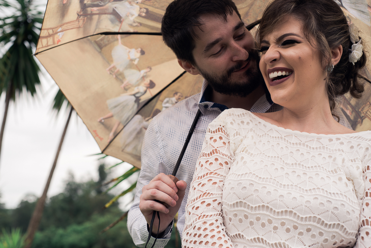 noiva sorrindo na chuva ensaio trash the dress