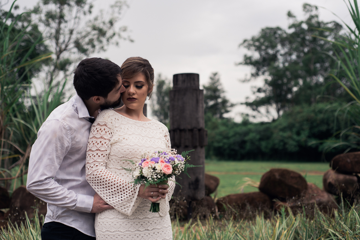 Casal abraçados se beijando ensaio pós casamento em Piracicaba Sao Paulo, Fotografo brasiliano in Italia