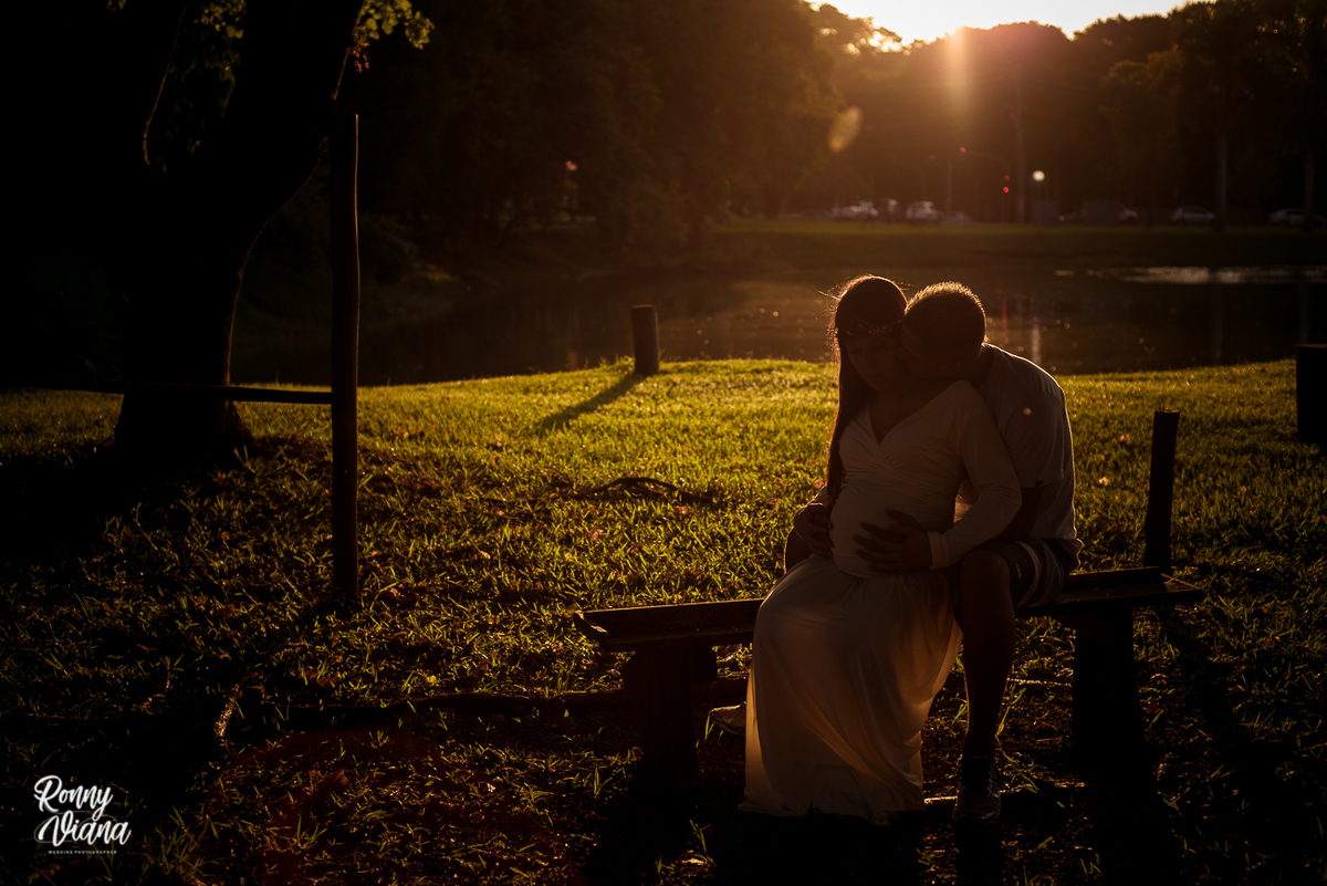 Fotografo Documental de Família Ronny Viana, fotografando gestante no por do sol no parque da rua do porto em piracicaba SP