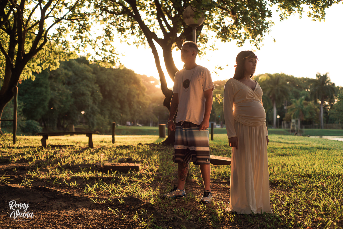 Fotografia espontânea de Gestante em Piracicaba SP, por Ronny Viana foto e filme  realizado no parque da rua do porto em Piracicaba com vestido branco de sereia da loja amada mãe