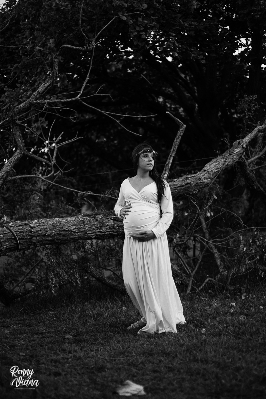 Retrato da Gestante com vestido branco e coroa personalizada da RAQUEL PALADINO em piracicaba sp