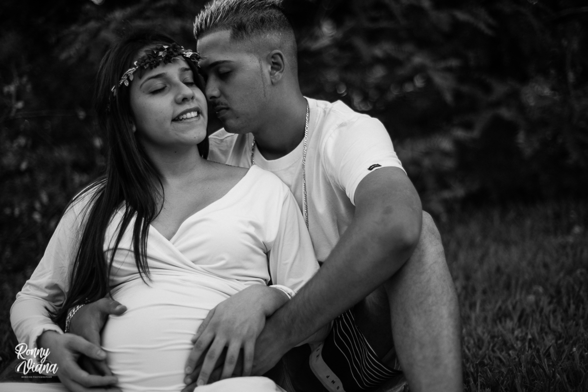 Casal trocando carinho sentados no chão em Piraciaba SP no parque da Rua do Porto foto espontânea por Ronny Viana Foto e Filme 