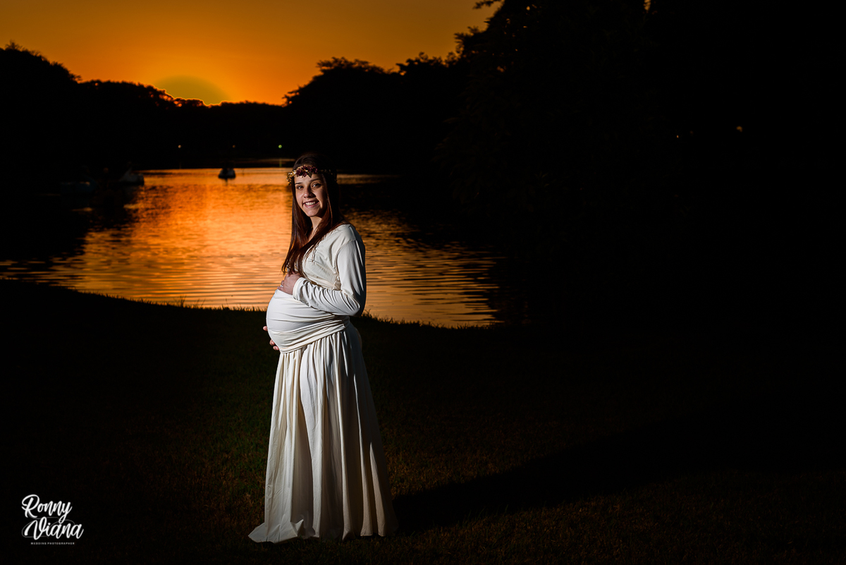 Gestante no parque da rua do porto fotografia no pôr-do-sol por Ronny Viana ao lado do Lago 