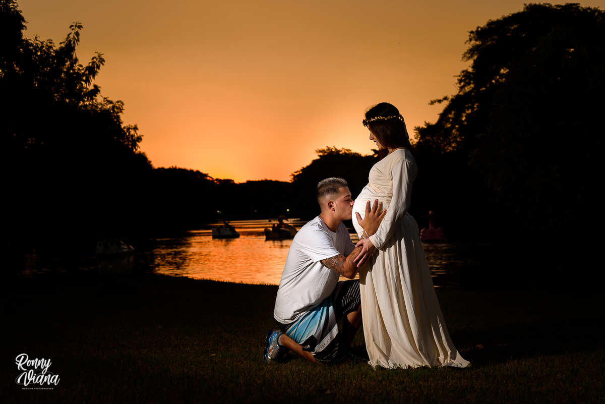 Fotografia ao lado do lago e os pedalinhos do parque da Rua do porto em Piracicaba SP fotografia Ronny Viana, papai beijando a barriga da mamãe