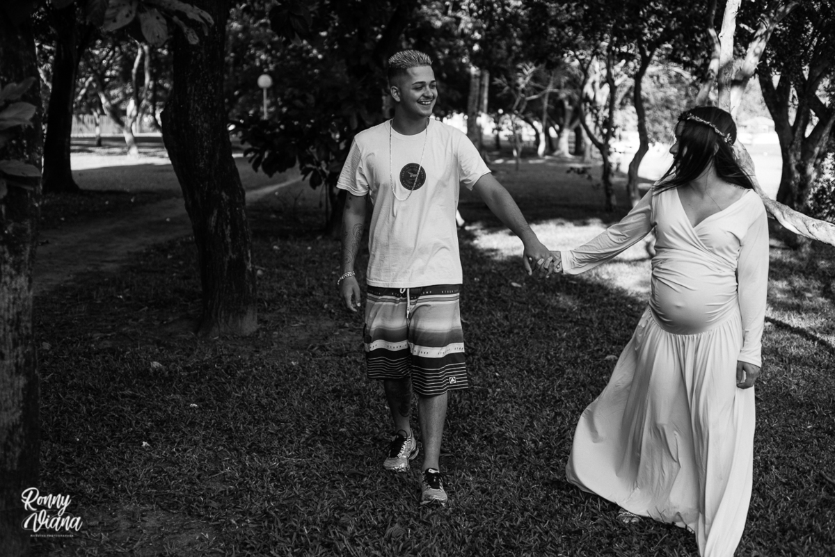 Casal andando de mãos dadas no ensaio de Gestante em Piracicaba no parque da rua do porto por Ronny Viana Fotografia