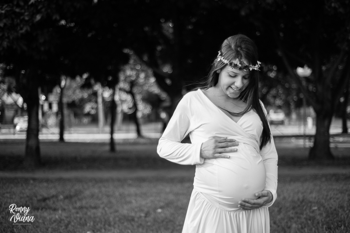 Gestante sorrindo em ensaio fotografico no parque da Rua do Porto em Piracicaba SP 