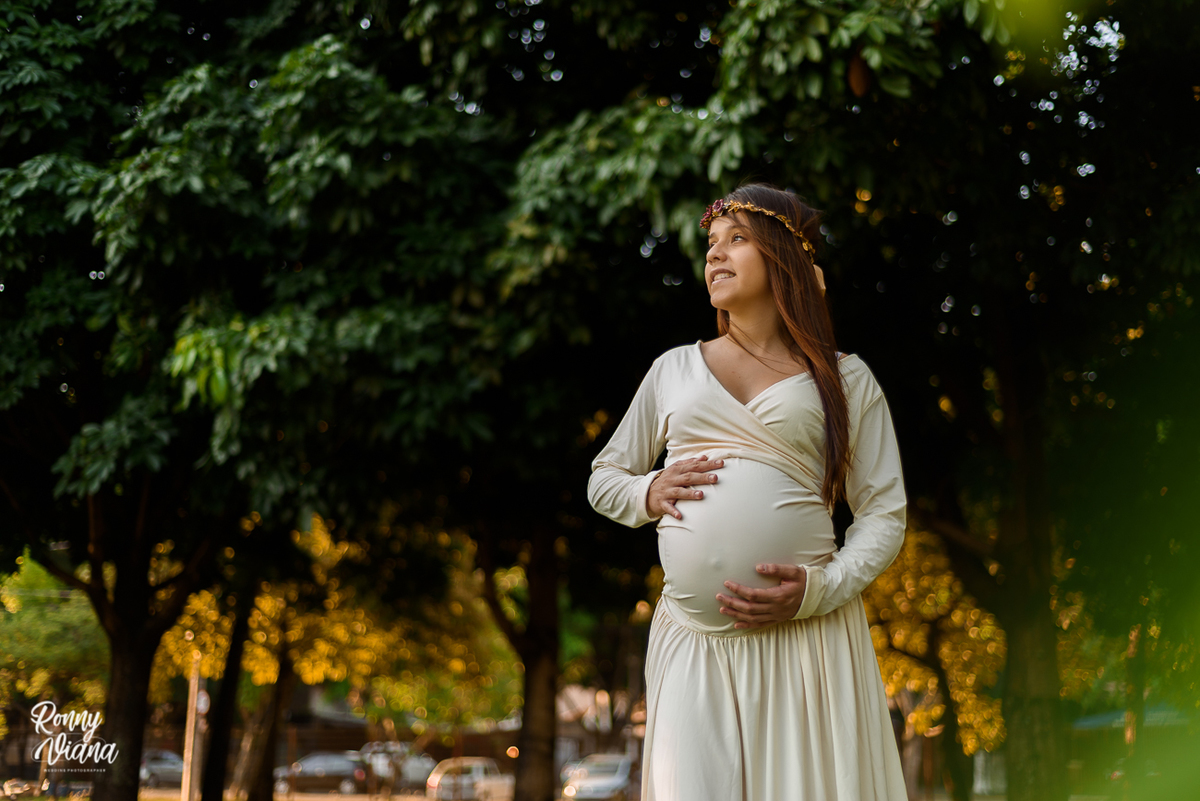 Retrato de gestante em piracicaba no fim da tarde no parque da Rua do Porto fotografia por Ronny Viana Fotografia