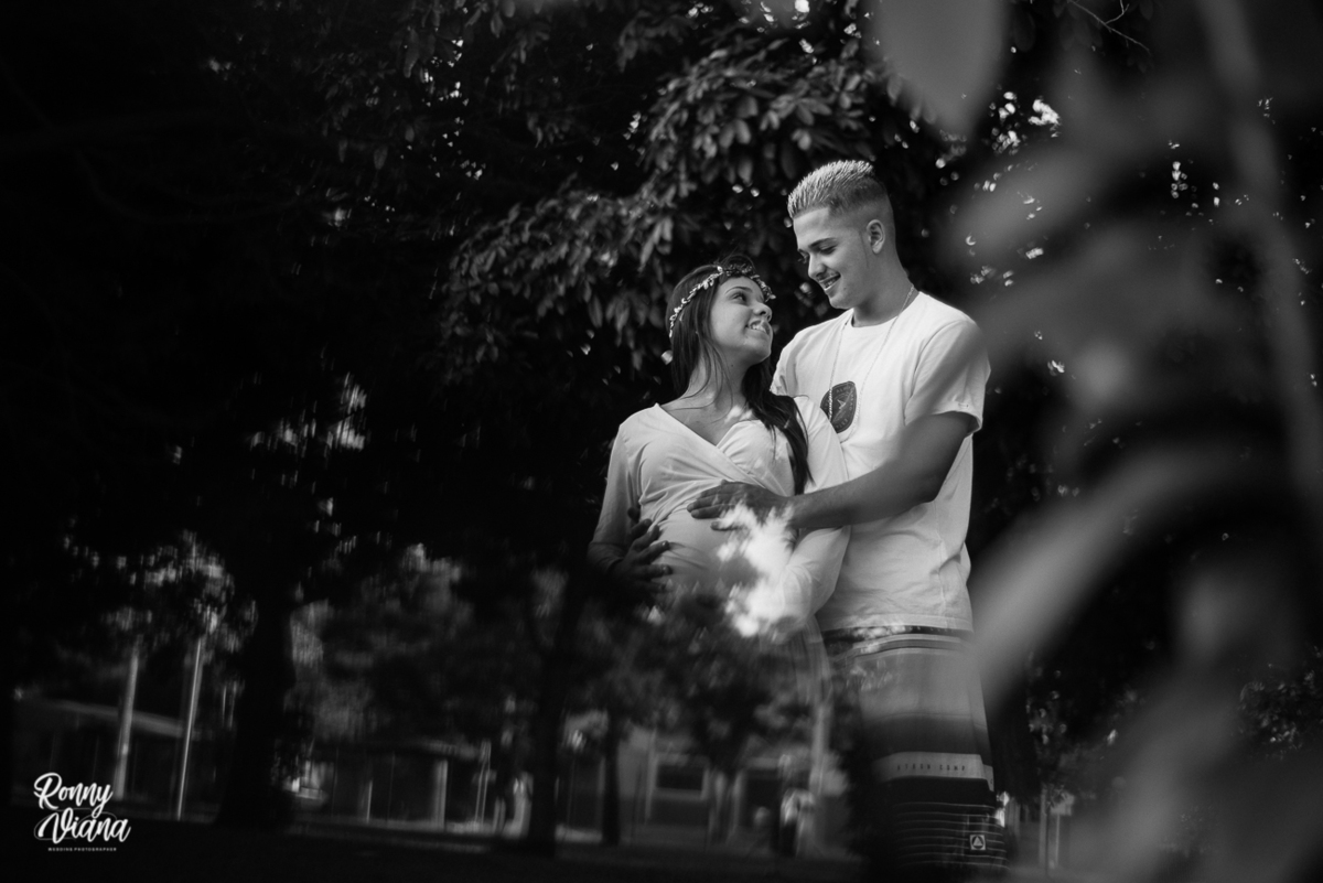 Papai e mamãe abraçados sorrindo acariciando a barriga no parque da rua do porto em piracicaba sp fotografia por Ronny Viana Fotos