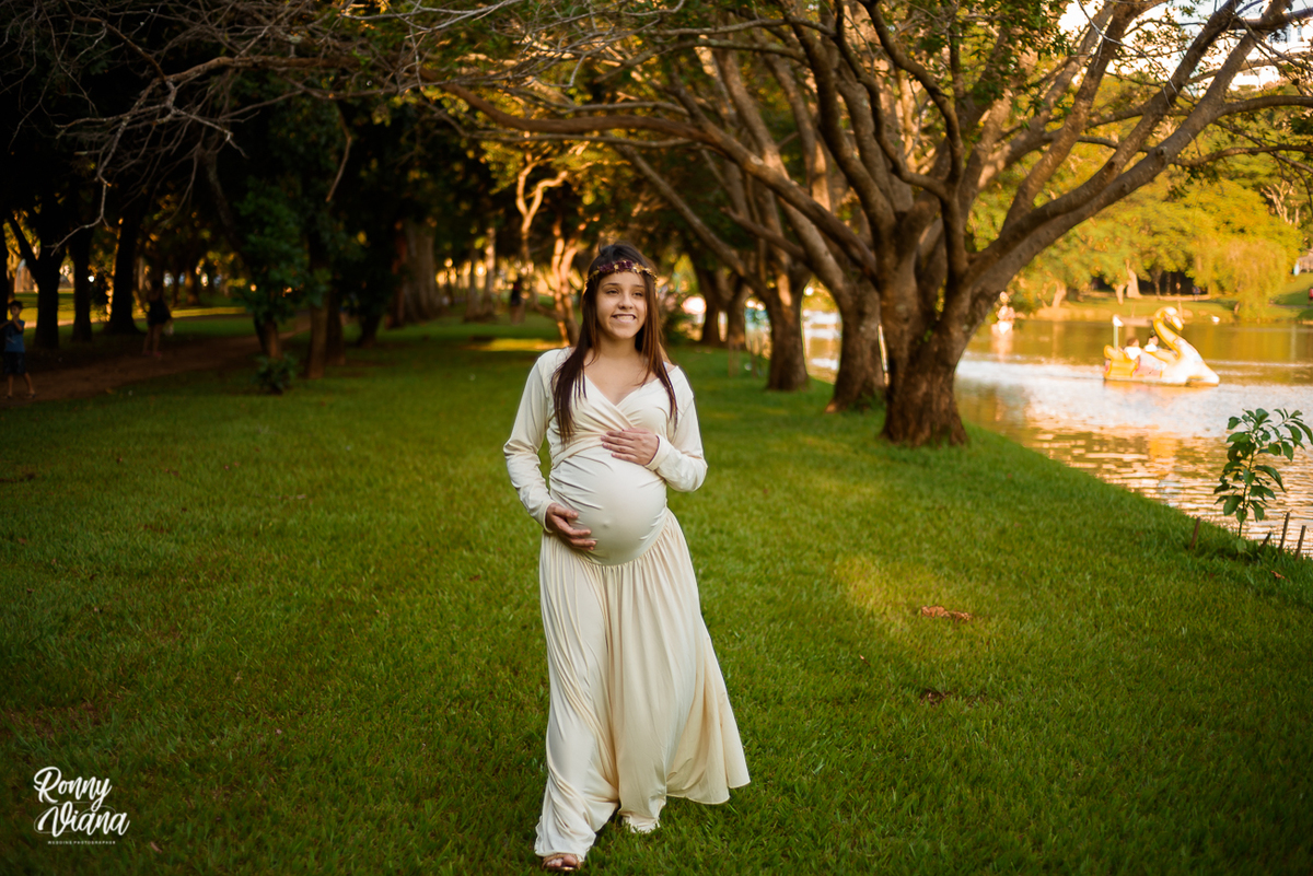 Gestante ao lado do lago no parque da Rua do Porto em Piracicaba São Paulo fotos por ROnny Viana