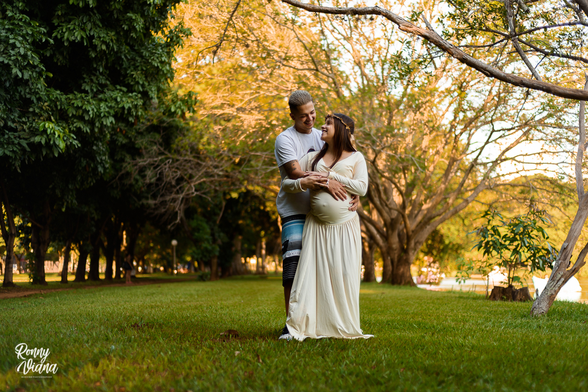 Retrato do Casal de Gestante em Piracicaba ao lado do lago na Rua do Porto, lugares turístico em Piracicaba SP 