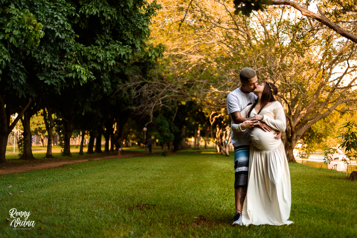 Casal trocando beijos no parque da Rua do Porto em Piracicaba SP fotografia de Ronny Viana foto e Filme 