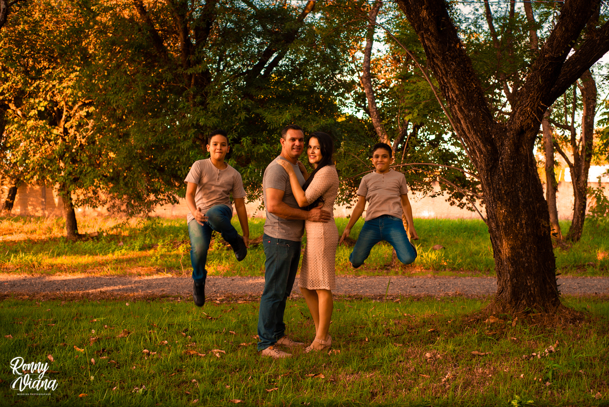 pais abraçados e filhos pulando ao lado em fotografia de familia em Piracicaba por Ronny Viana Fotografo de familia