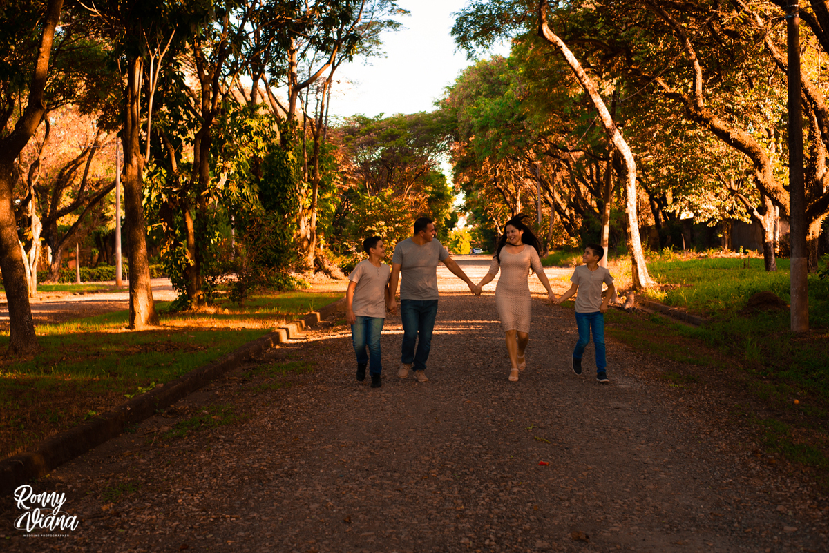 Familia caminhando pela avenida com muitas arvores em piracicaba sp