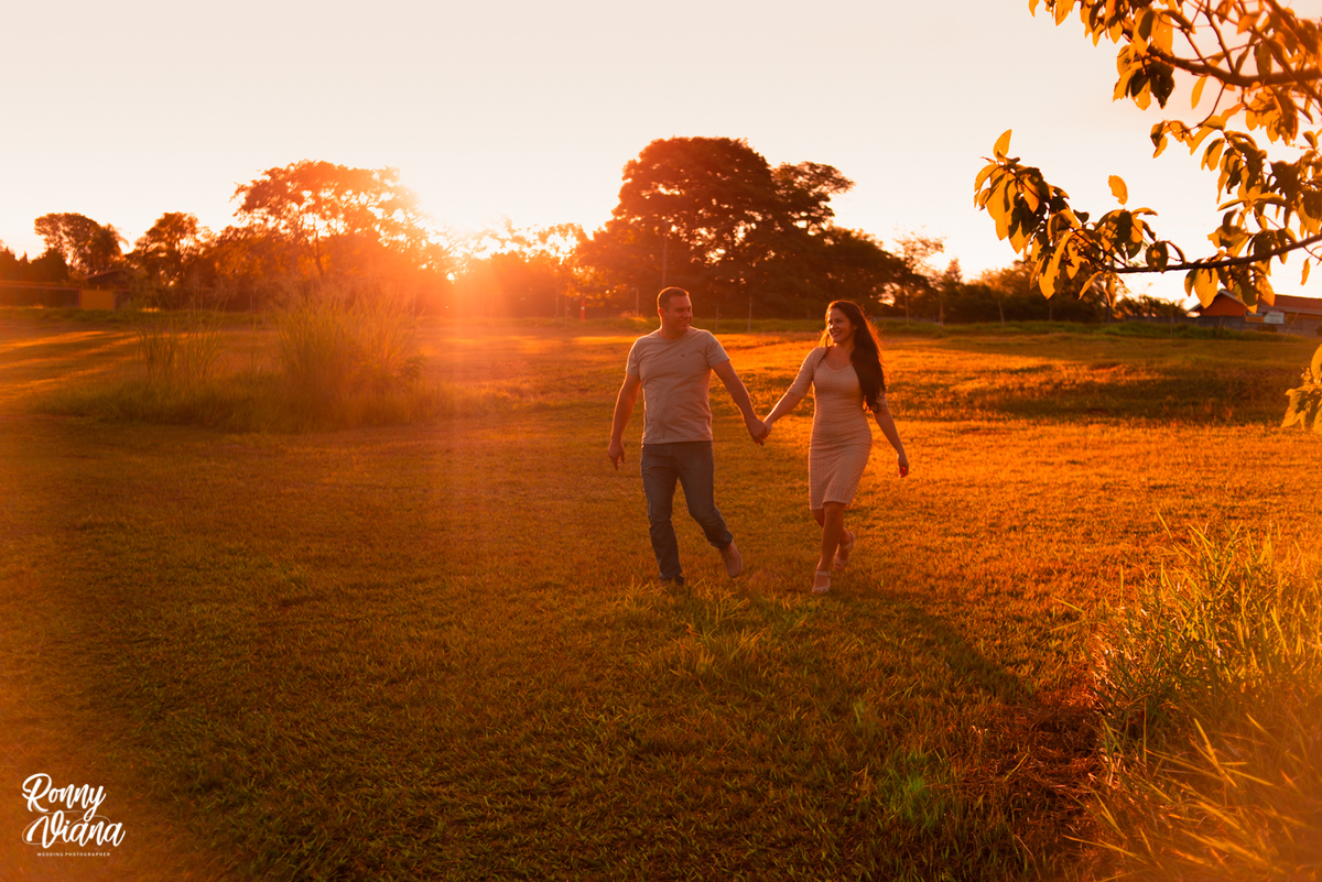 Casal caminhando no por do sol com fotografia criativa por Ronny Viana foto e filme