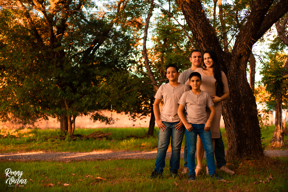 ensaio de familia realizado em um parque em piracicaba ao lado de uma lagoa por ronny viana