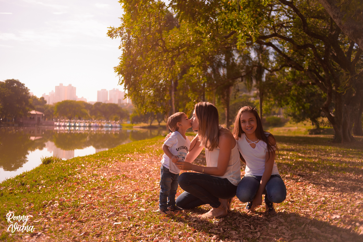 ensaio de familia em piracicaba no parque da rua do porto menino dando beijo na mae