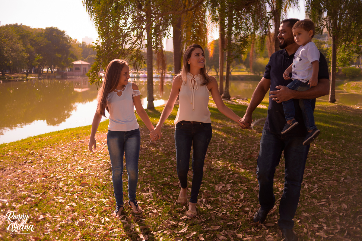 familia caminhando pela rua do porto em piracicaba