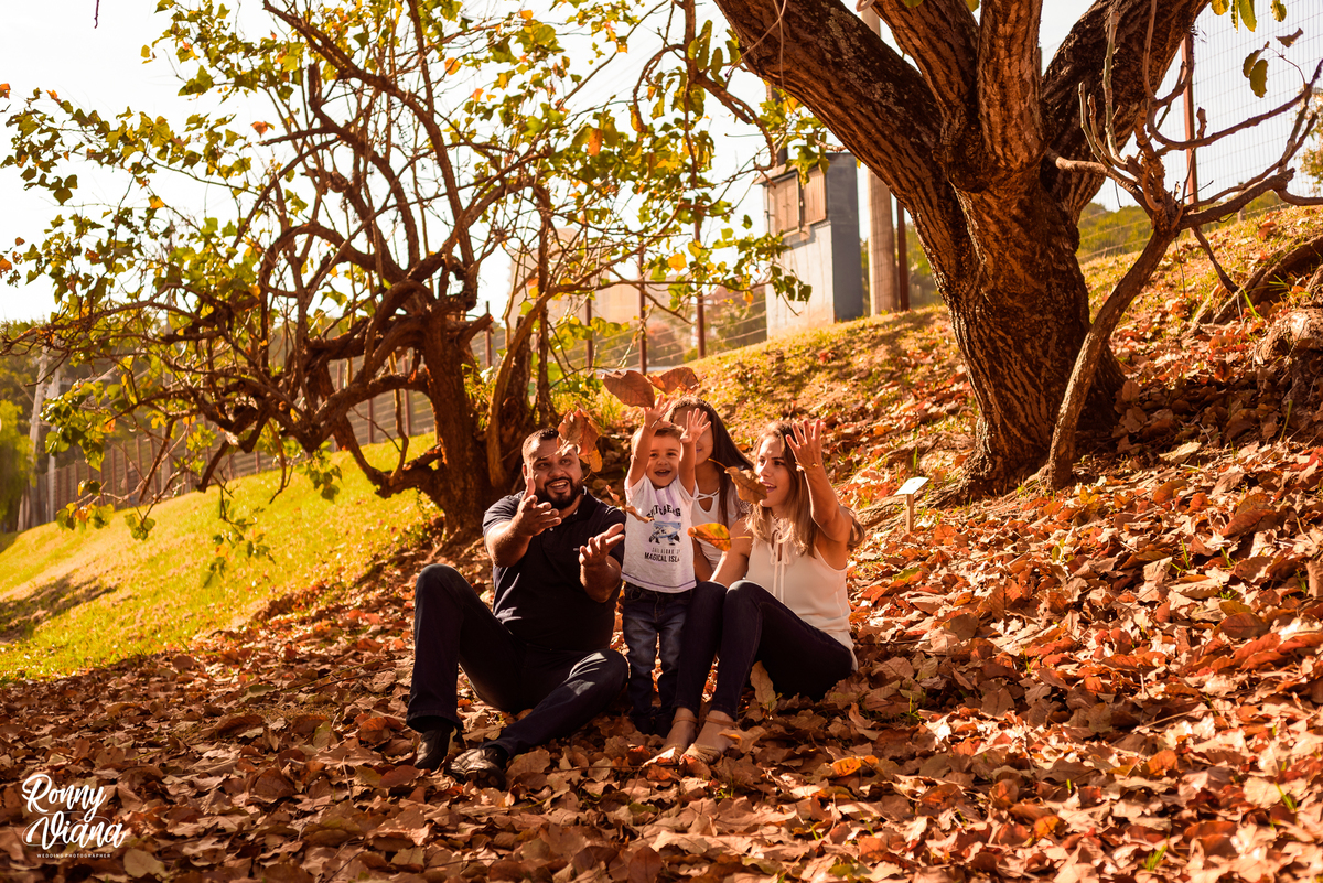 familia brincando sentada no chao com roupas casual 