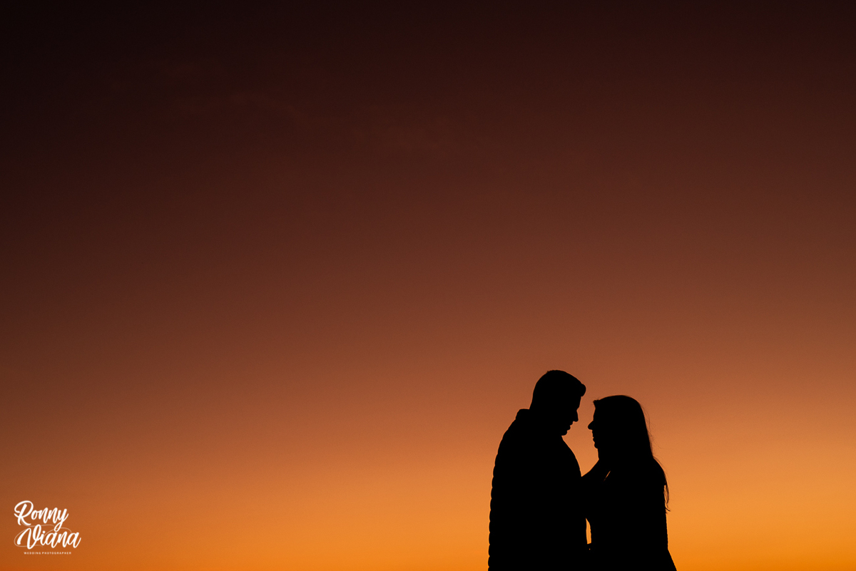 Fotografia do por do sol em ensaio pré wedding por Ronny Viana Fotografo de casamento em Curitiba PR 