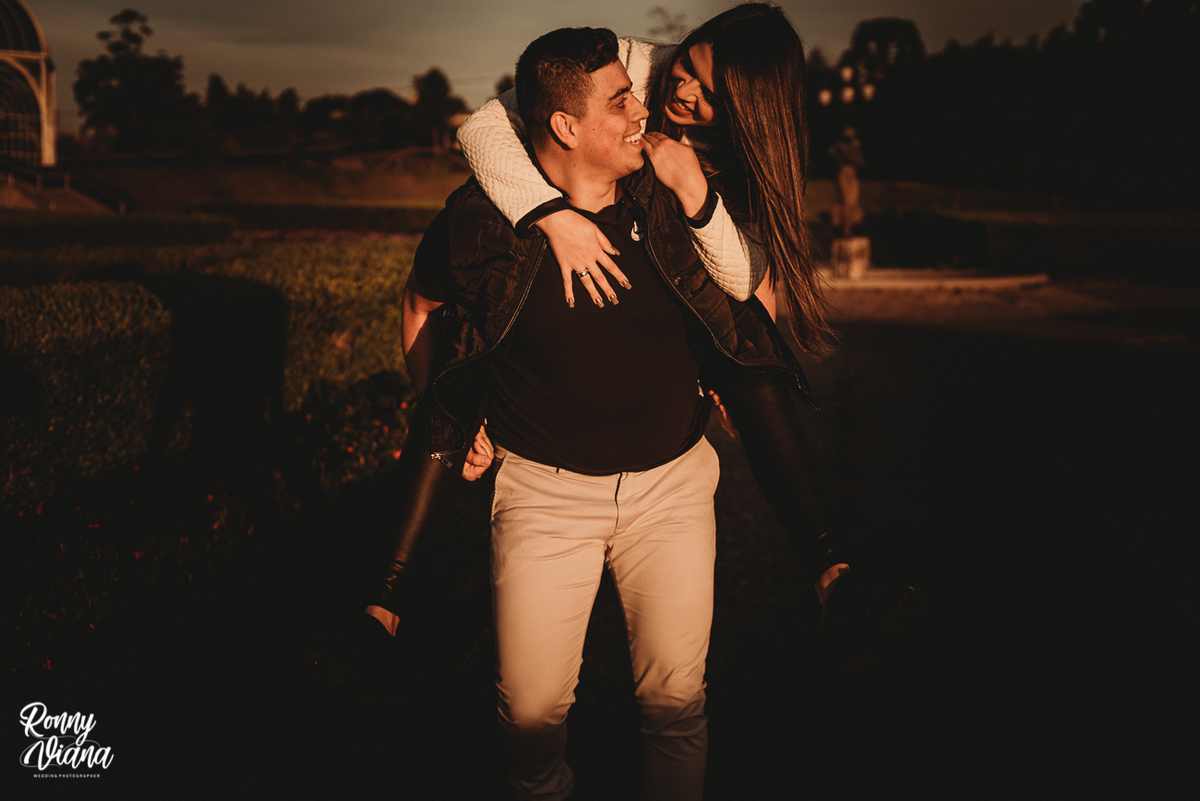 Noivo levando a noiva na costa no jardim botanico em Curitiba foto Ronny Viana Fotografo de casamento em Curitiba