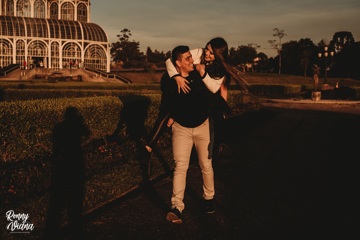 Noivos sorrindo com roupas de Frio para ensaio de casal em Curitiba foto de Ronny Viana Fotografia de casamento em Curitiba