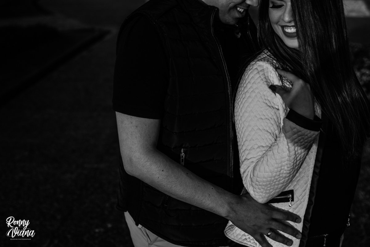 Casal sorrindo em ensaio fotografico no Jardim Botânico em Curitiba FOto Ronny Viana