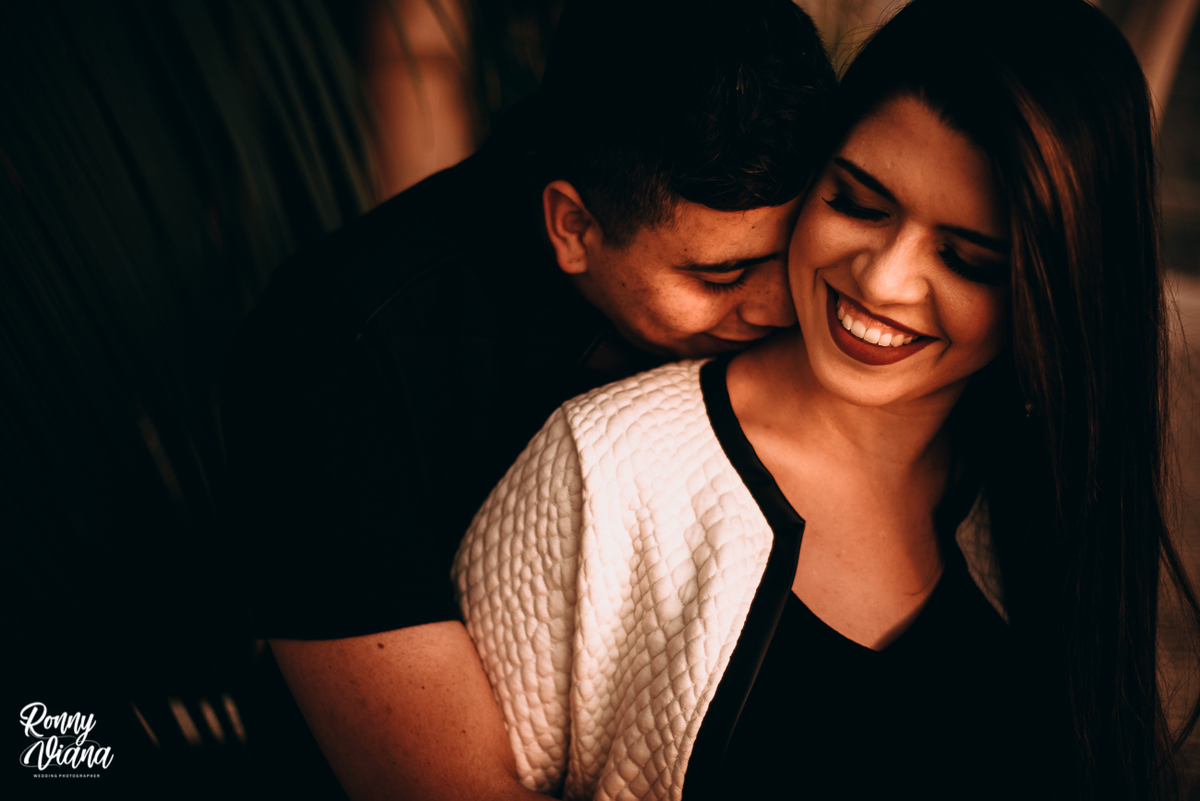 Noivo beijando pescoço da noiva no Jardim Botânico em Curitiba Foto Ronny Viana FOtografo de casamento 