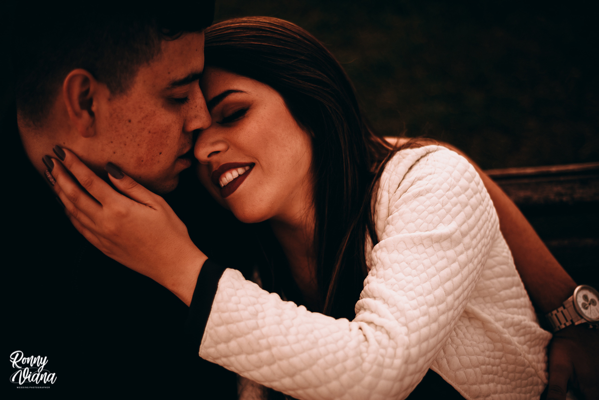 Noivo de roupa preta e noiva de roupa Branca em Ensaio de casal em Curitiba por Ronny Viana Fotografo de Casamento 
