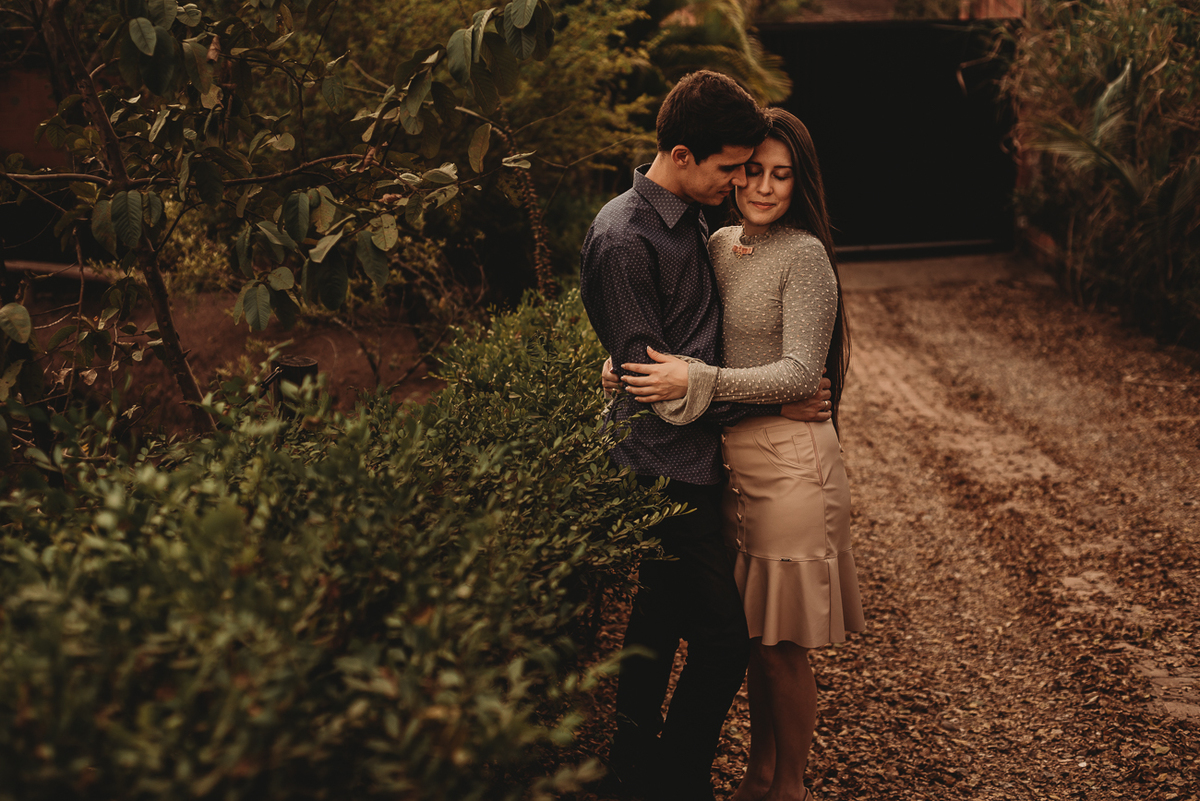 Casal em MOmento romantico ideias para ensiaos Pre wedding