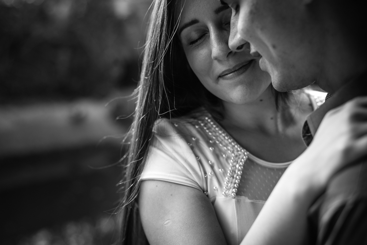 noiva com olhos fechados sendo beijada no rosto