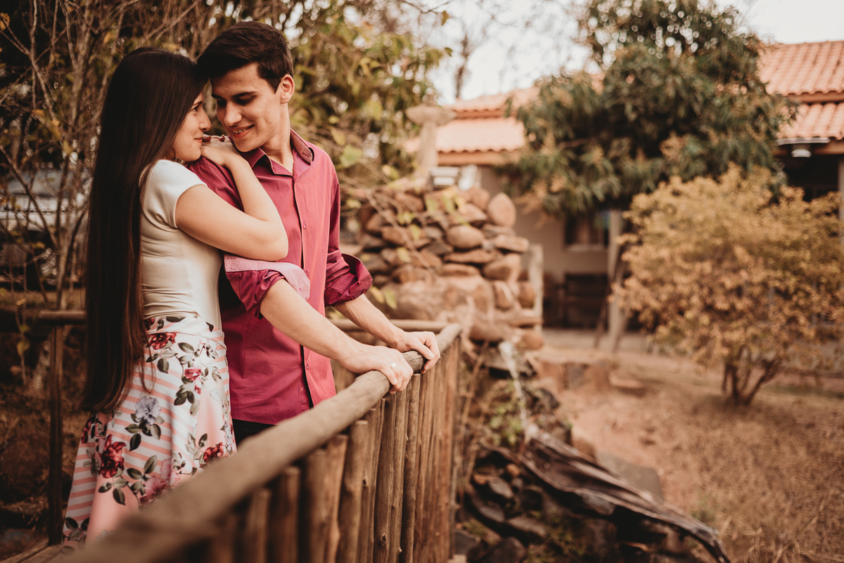 Noiva com saia Branca com desenho de ramos de flores e noivo com camisa social Bordo
