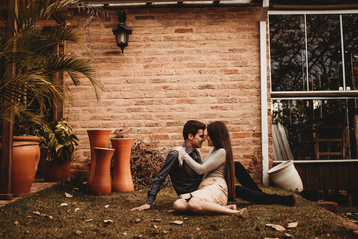 casal sentado no chão olhando no rosto em Piracicaba SP