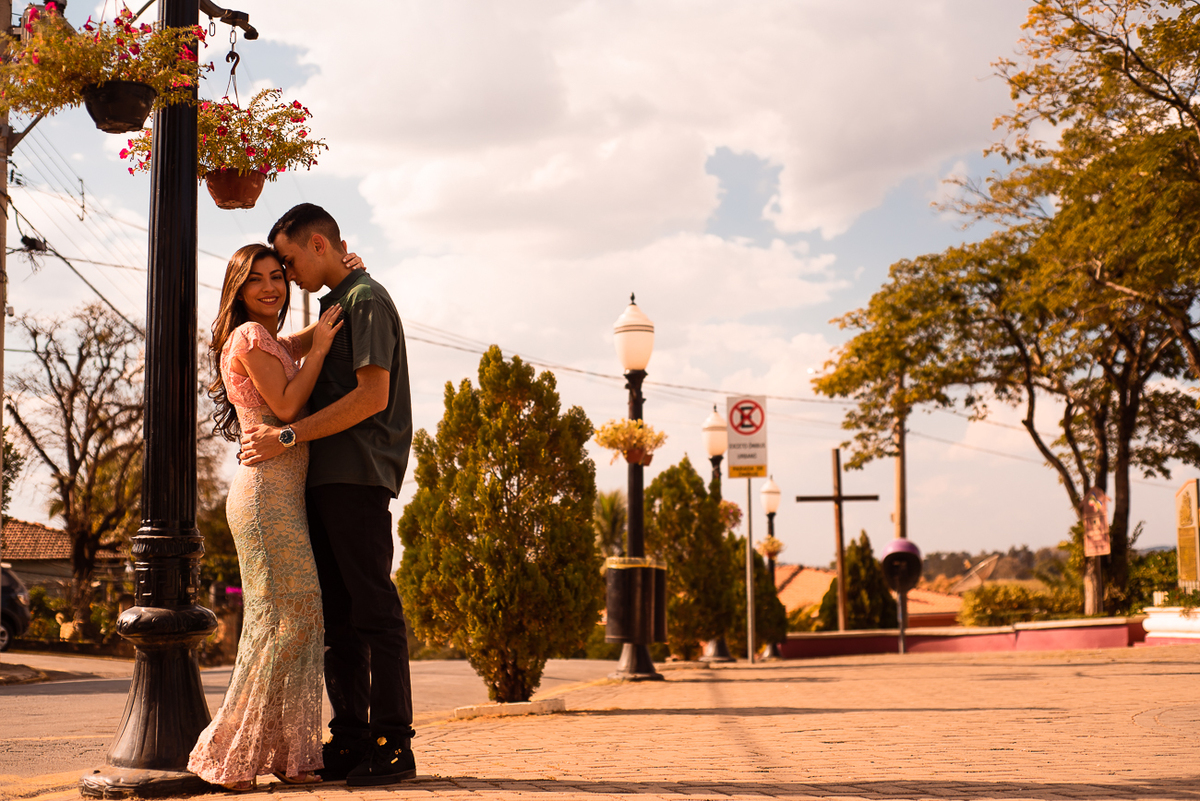 casal abraçados na praça de santa olimpia em Piracicaba por Ronny Viana Fotografo de casamentos