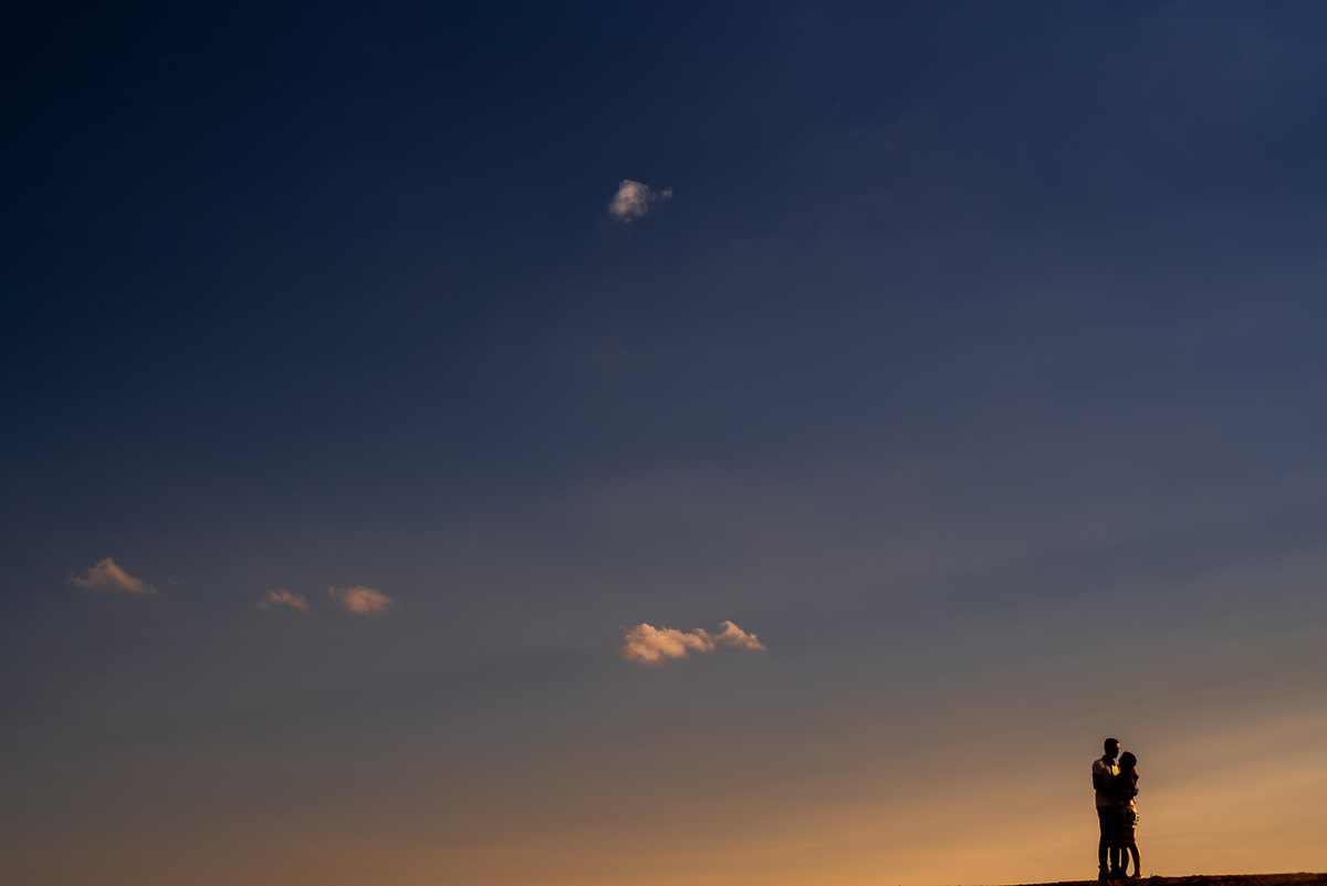 Casal abraçado no fim de tarde em são pedro ideias para ensaios pré wedding 