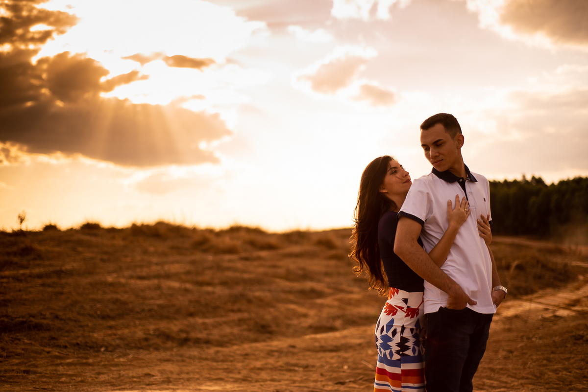 Noiva abraçando noivo pelas costas em São Pedro SP por Ronny Viana Fotografo de casamento em Piracicaba SP