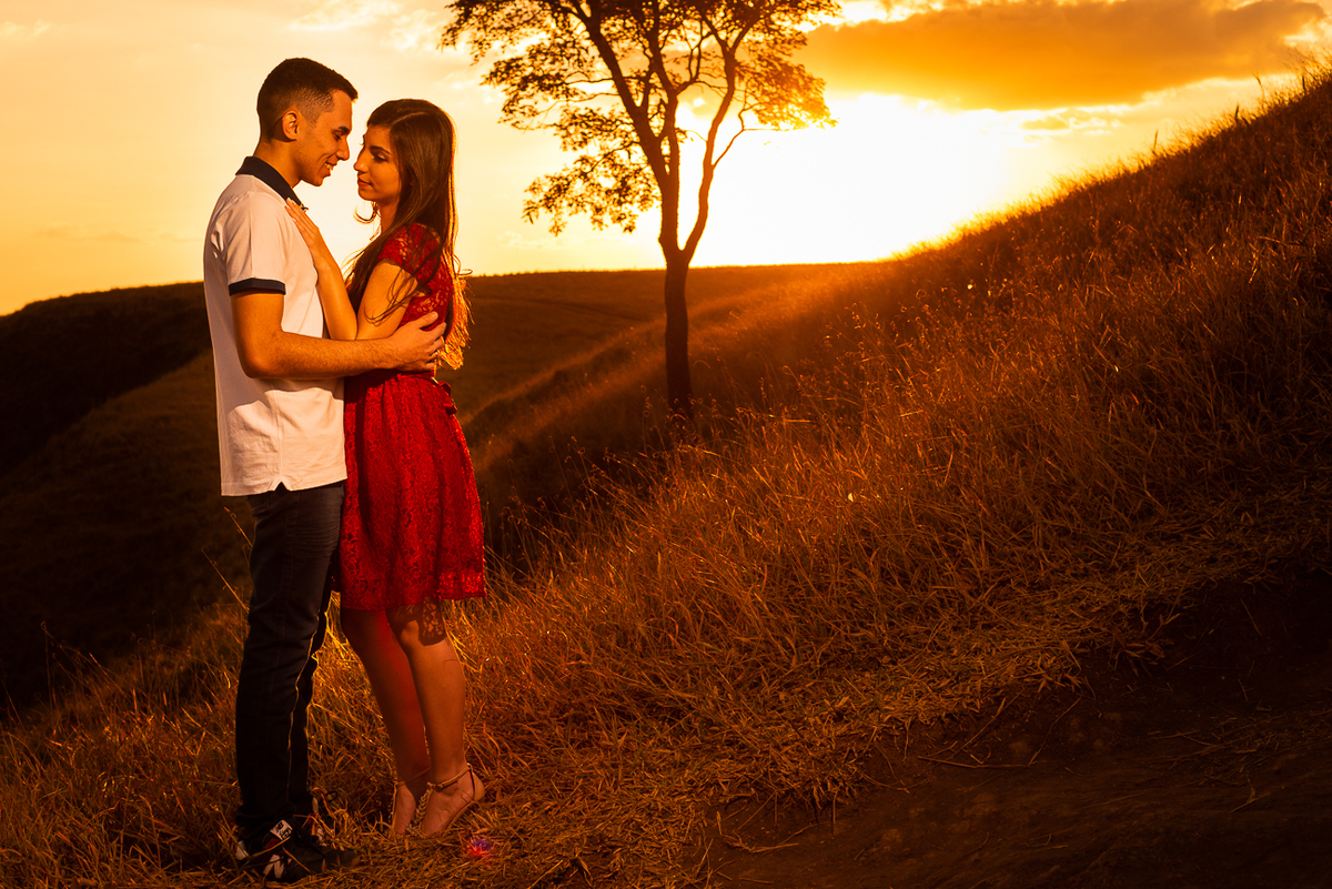 Ensaio Pré Wedding no morro do Facão em São Pedro SP no por do sol por Ronny Viana fotografia de casamento