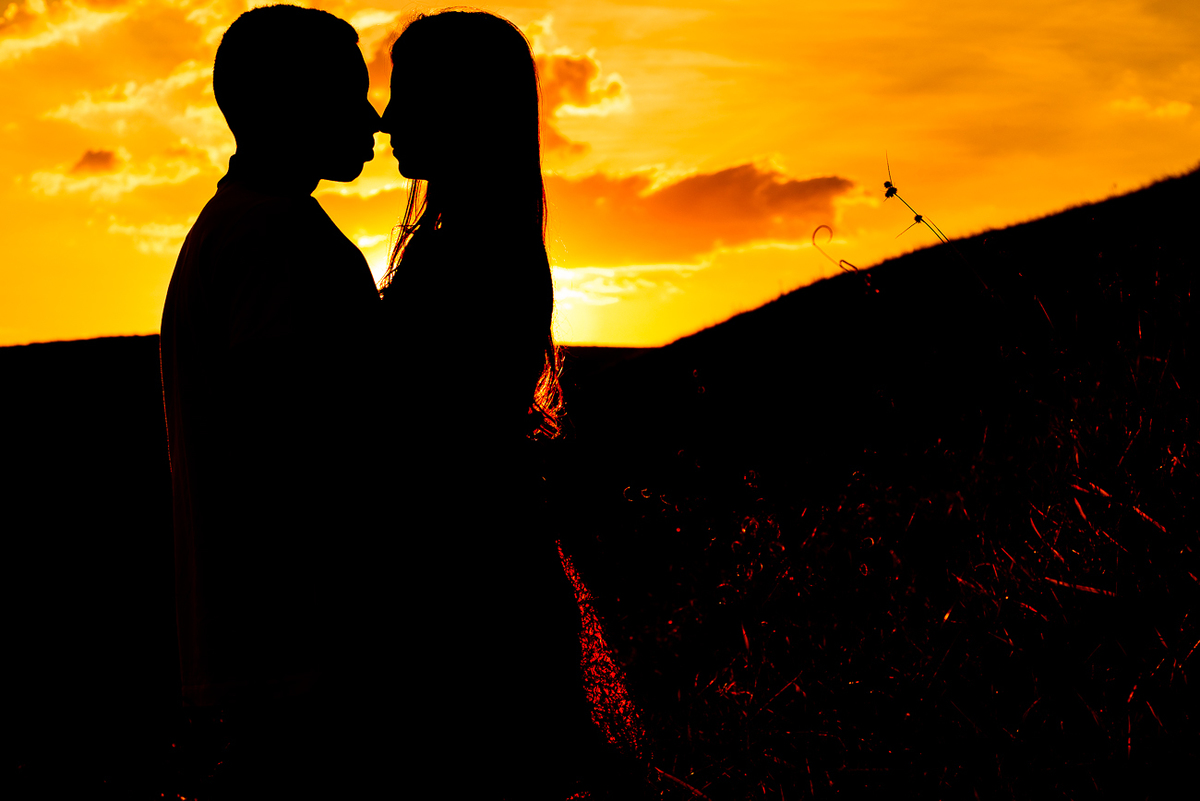 Silhueta do casal no Por do sol em Sao Pedro SP